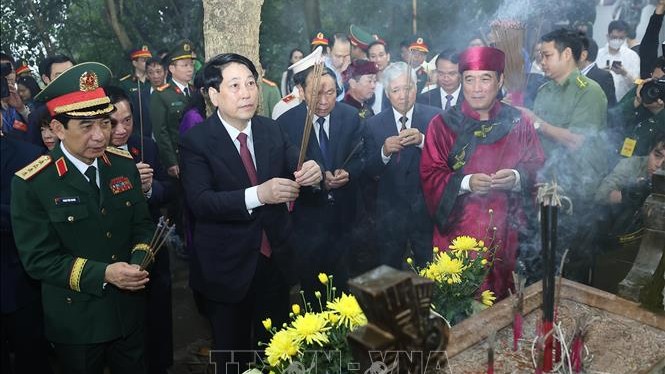 Chủ tịch nước Lương Cường lên núi Nghĩa Lĩnh dâng hương tưởng niệm các Vua Hùng