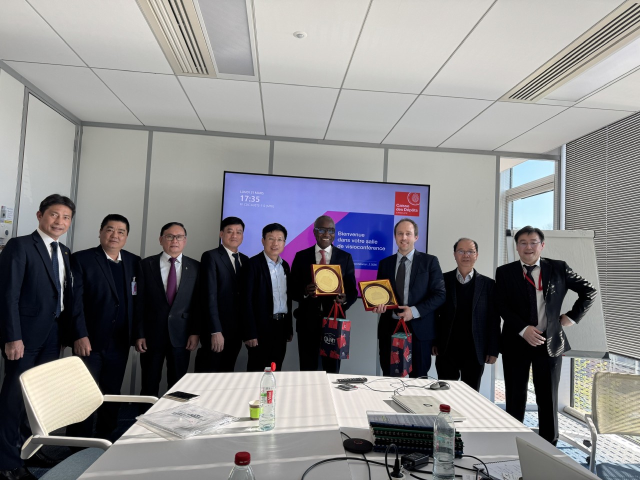  Đoàn công tác trong buổi làm việc với Tổng cục Năng lượng và khí hậu và Quỹ Caisse des Dépôts (Pháp)