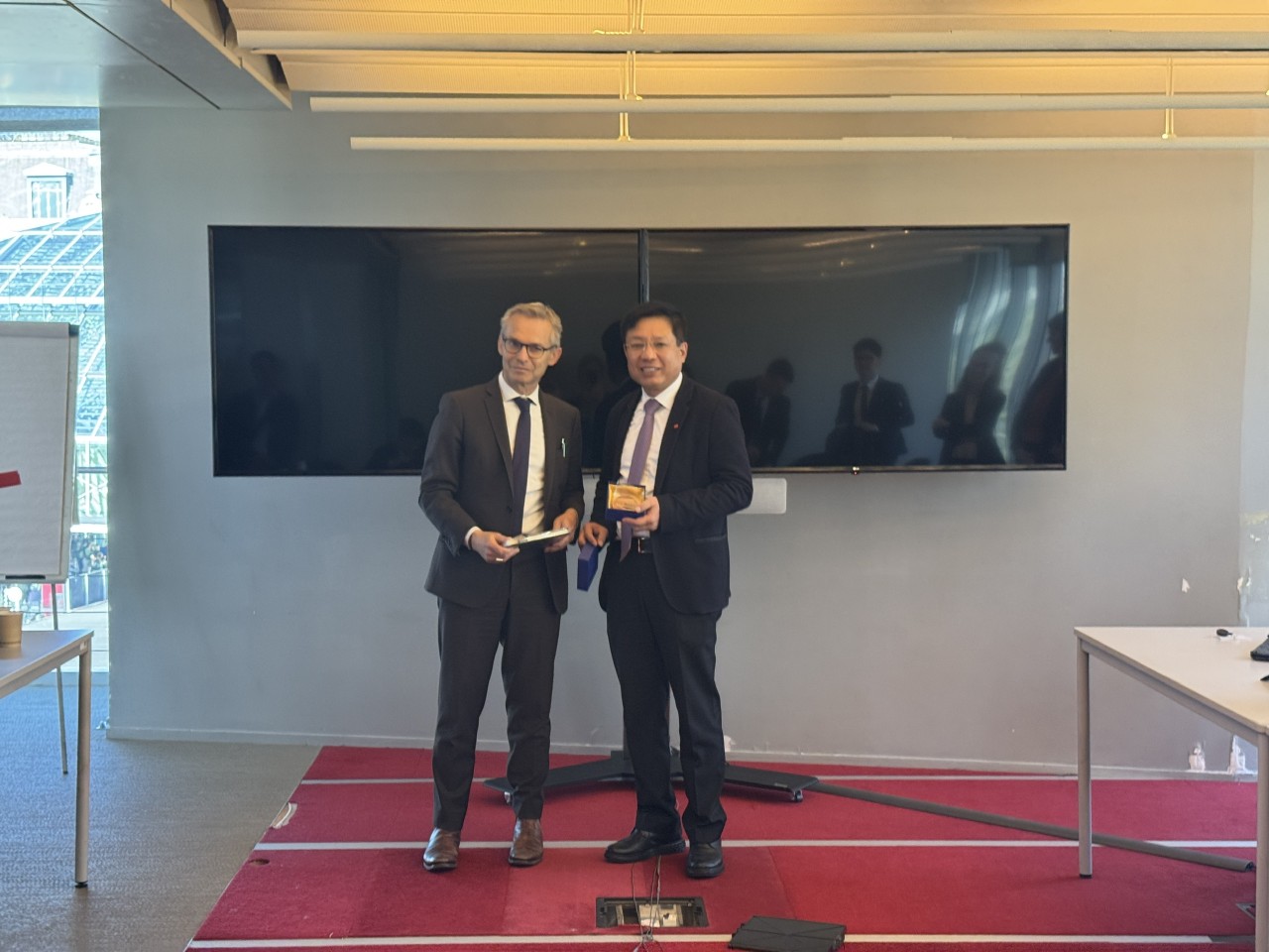 Thứ trưởng Hồ Sỹ Hùng nhận kỷ niệm chương 30 năm AFD.