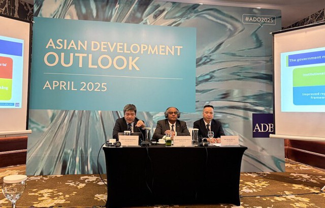 Viet Nam’s economy gathers steam ahead of global challenges - Ảnh 1. Viet Nam’s economy gathers steam ahead of global challenges - Ảnh 1.