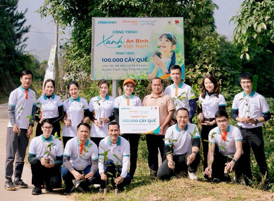 ABBANK trao tặng 100.000 cây quế cho người dân Yên Bái