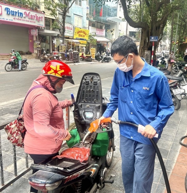 Giá xăng dầu giảm mạnh gần chạm mốc 19.000 đồng/lít