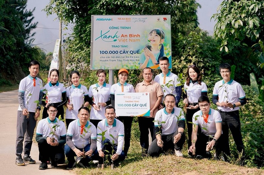 ABBANK trao tặng 100.000 cây quế cho người dân Yên Bái