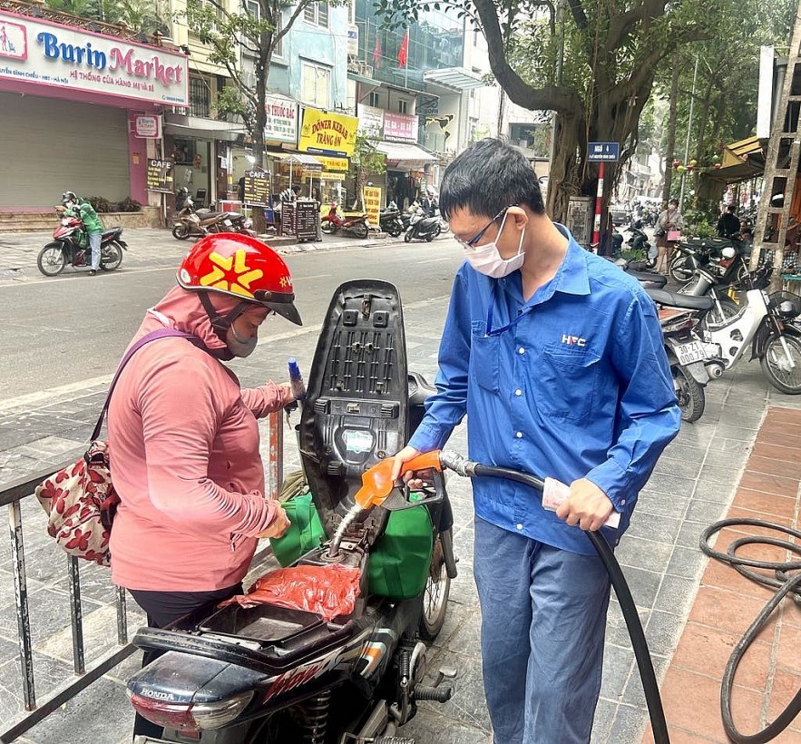 Giá xăng dầu giảm mạnh từ 15h ngày 10/4/2025