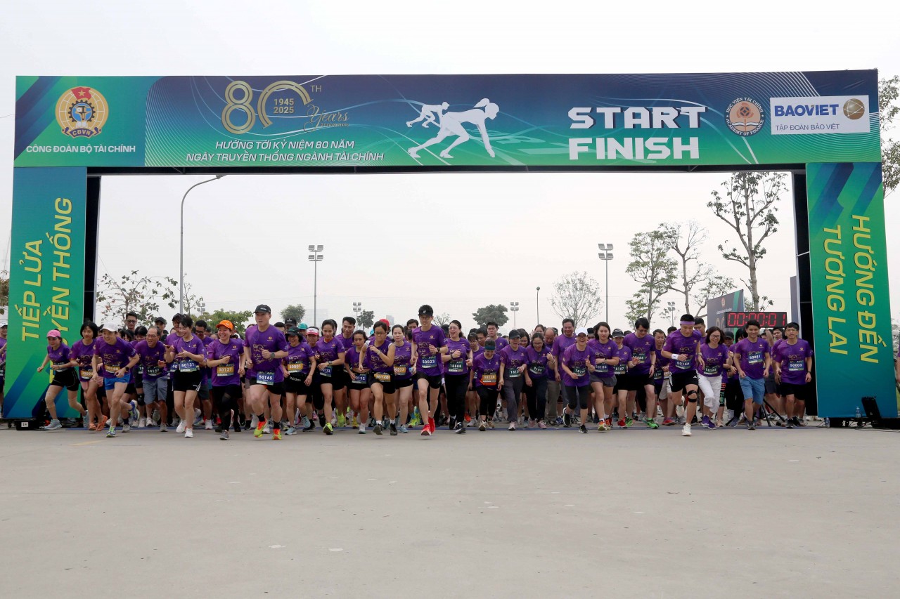 Công đoàn Bộ Tài chính tổ chức Giải chạy "Tiếp lửa truyền thống"