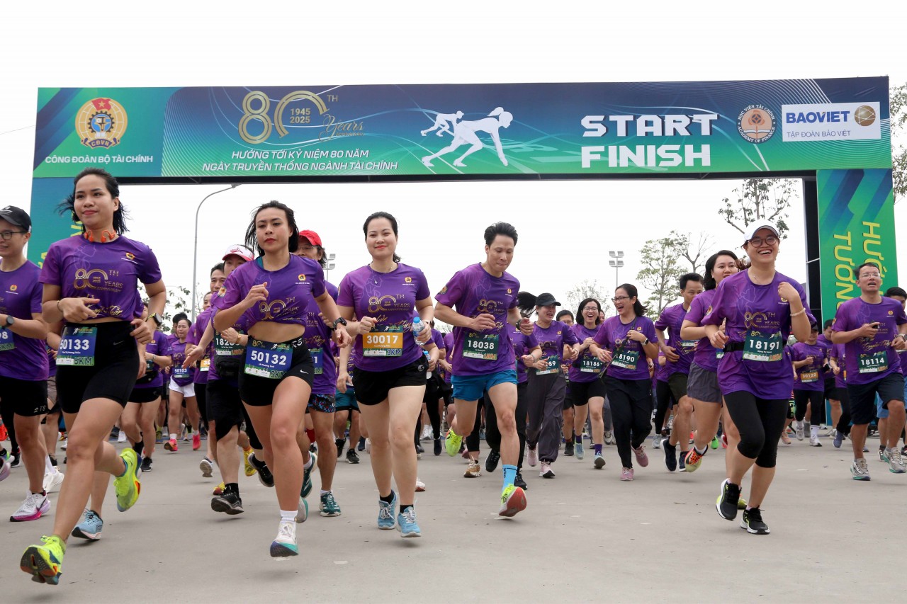 Công đoàn Bộ Tài chính tổ chức Giải chạy "Tiếp lửa truyền thống"