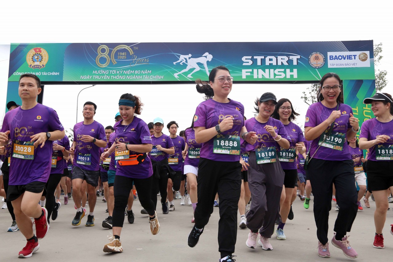 Công đoàn Bộ Tài chính tổ chức Giải chạy "Tiếp lửa truyền thống"