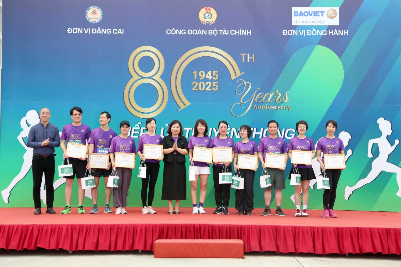 Công đoàn Bộ Tài chính tổ chức Giải chạy "Tiếp lửa truyền thống"