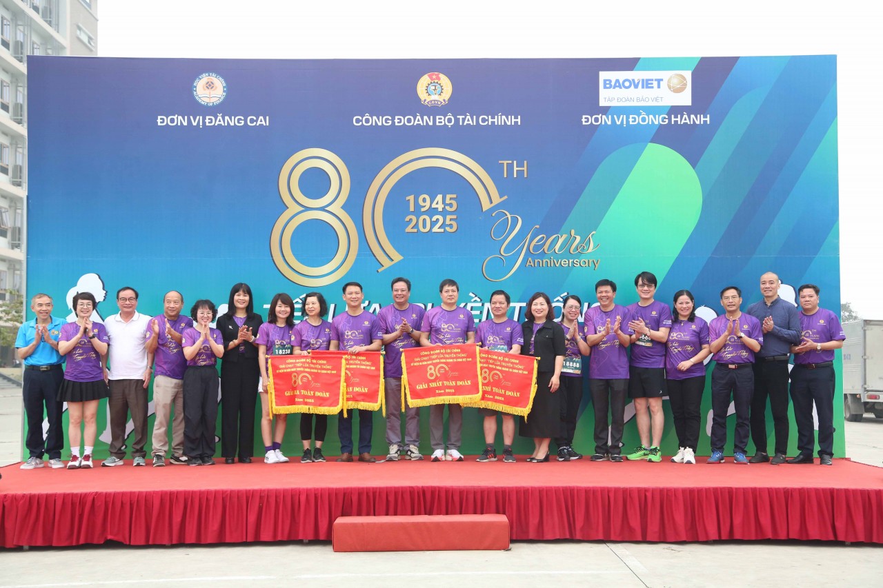 Công đoàn Bộ Tài chính tổ chức Giải chạy "Tiếp lửa truyền thống"