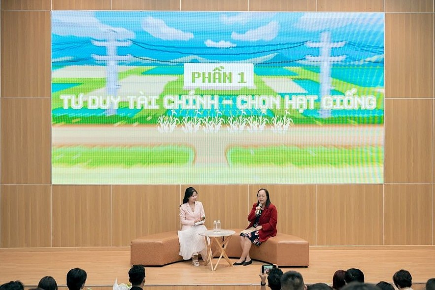 Chuyên gia tài chính Đoàn Thị Mộng Dung chia sẻ cách thức quản lý tài chính hiệu quả tại sự kiện. Ảnh: Việt Dũng