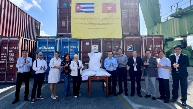 Việt Nam bàn giao 11.500 tấn gạo tặng nhân dân Cuba