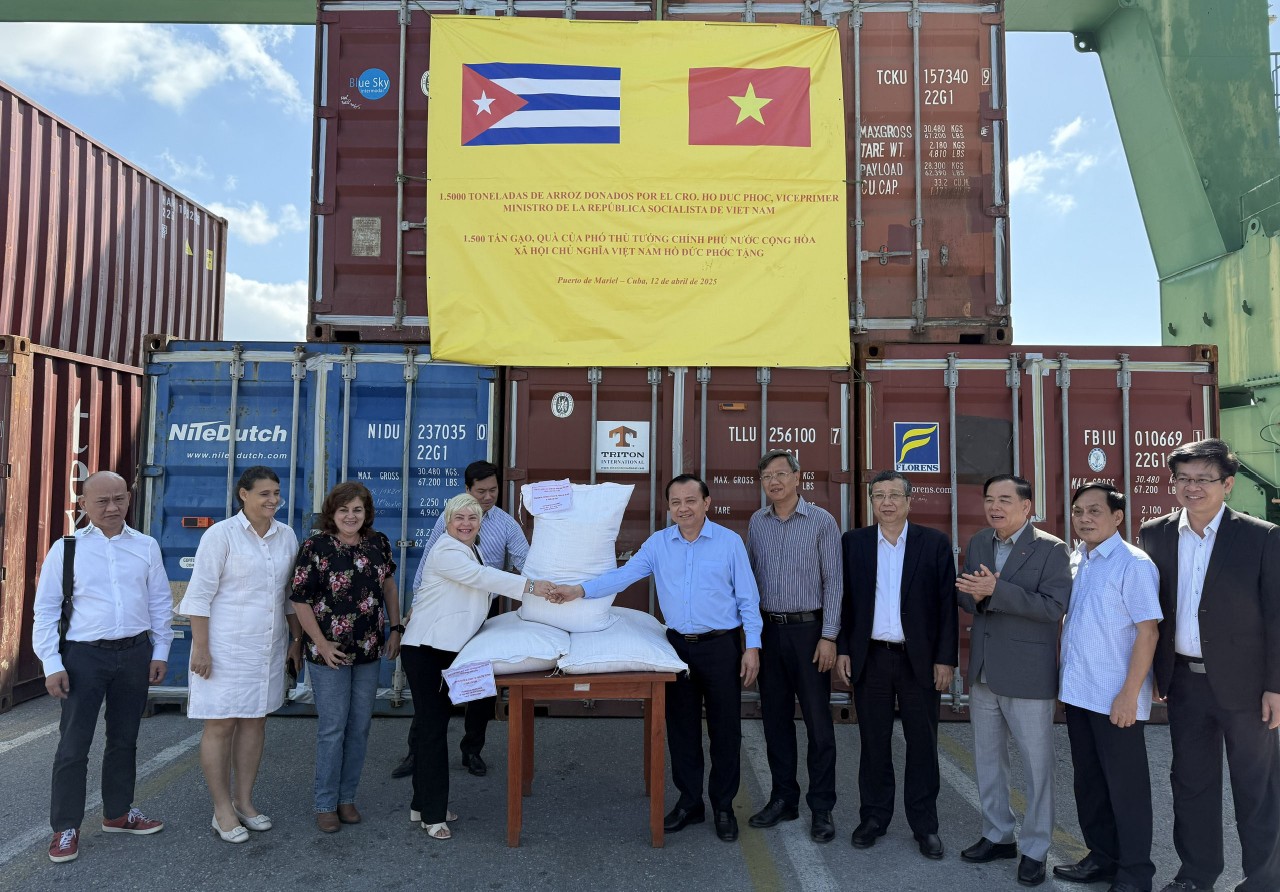 Việt Nam bàn giao 11.500 tấn gạo tặng nhân dân Cuba