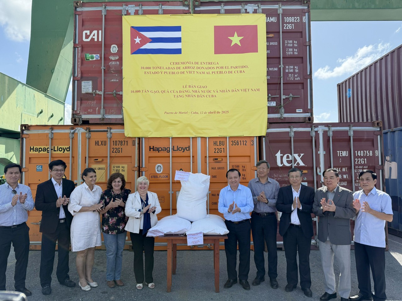 Việt Nam bàn giao 11.500 tấn gạo tặng nhân dân Cuba