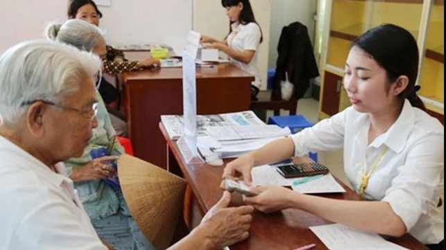 Nên bảo lưu để đóng tiếp bảo hiểm xã hội hoặc chờ đủ tuổi nghỉ hưu