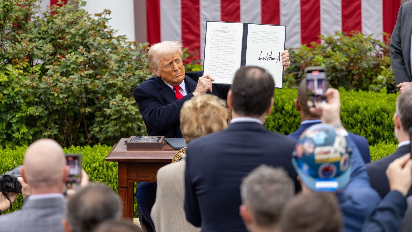 Mỹ tăng thuế 245% lên hàng Trung Quốc: Căng thẳng thương mại Mỹ - Trung bùng nổ