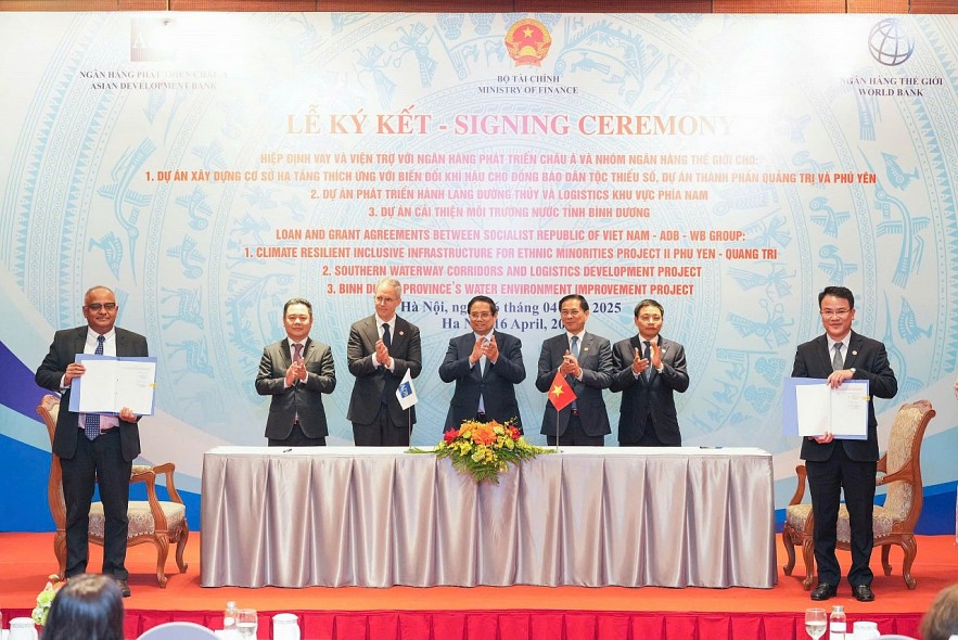 Bộ Tài chính ký hiệp định vay và viện trợ gần 400 triệu USD cho 3 dự án Bộ Tài chính ký hiệp định vay và viện trợ gần 400 triệu USD cho 3 dự án