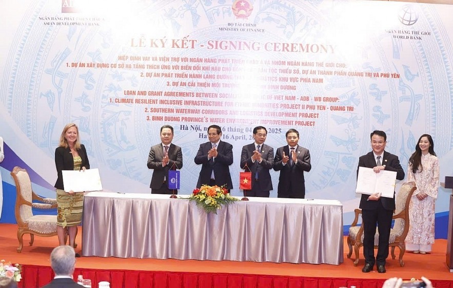 Bộ Tài chính ký hiệp định vay và viện trợ gần 400 triệu USD cho 3 dự án Bộ Tài chính ký hiệp định vay và viện trợ gần 400 triệu USD cho 3 dự án