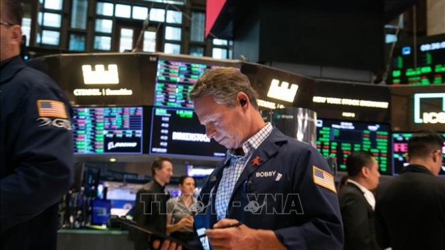 Fed dự báo tăng trưởng chậm, chứng khoán Mỹ 'đỏ lửa'