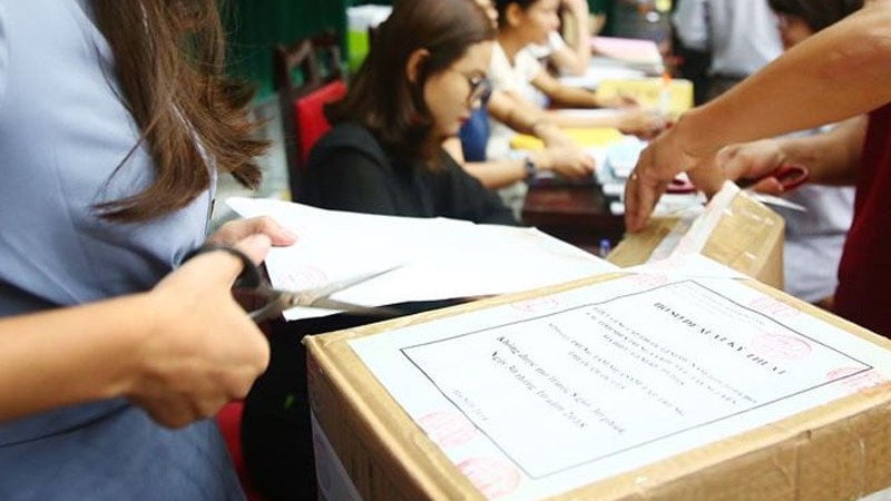 Giá gói thầu có bao gồm các khoản thuế, phí được miễn?