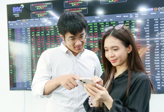 Chứng khoán ngày 26/5: Lực cầu nhập cuộc mạnh mẽ giúp VN-Index "lội ngược dòng" ngoạn mục