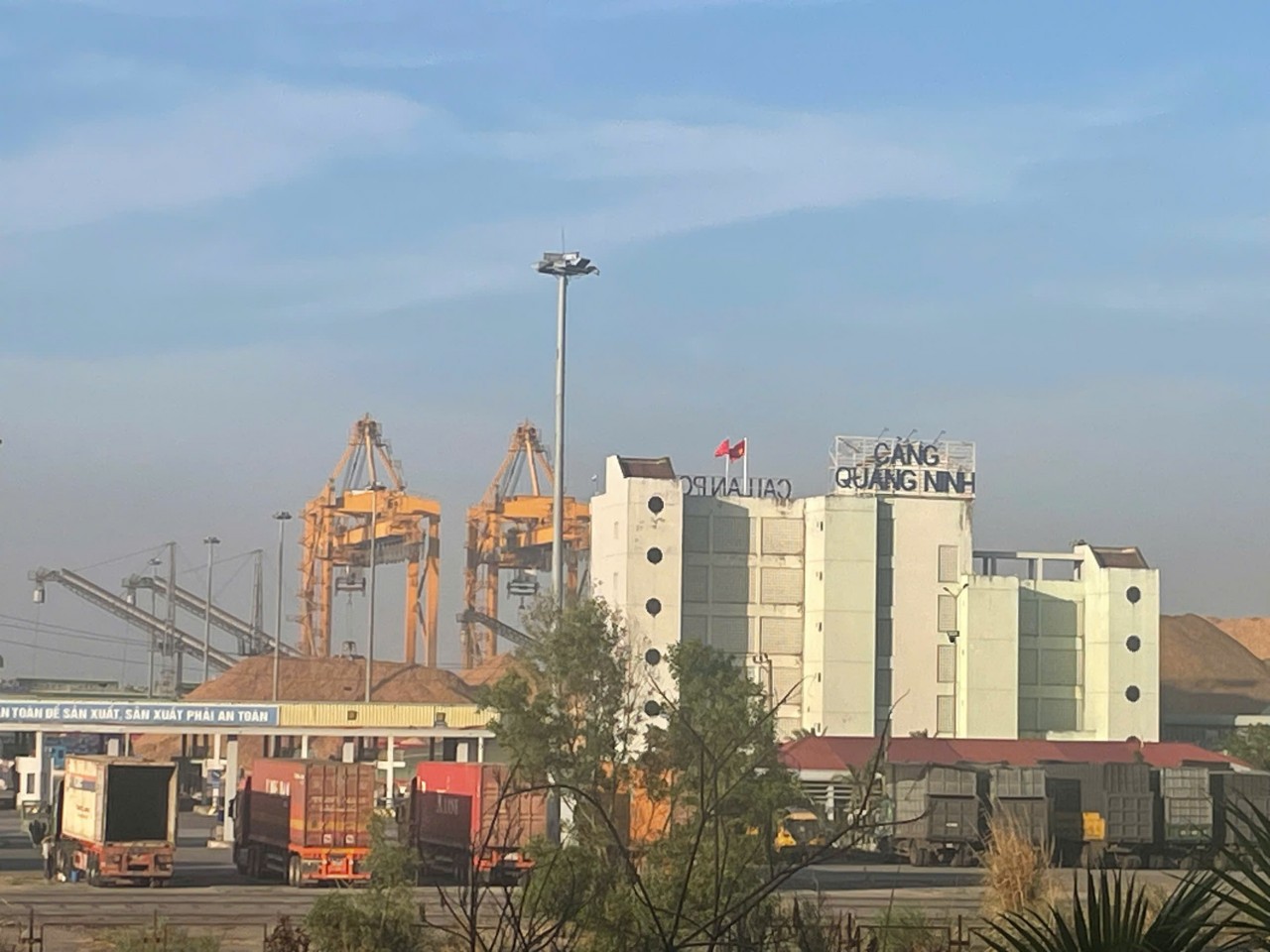 Hơn 40 triệu tấn hàng hóa qua các cảng tại Quảng Ninh trong quý I/2025