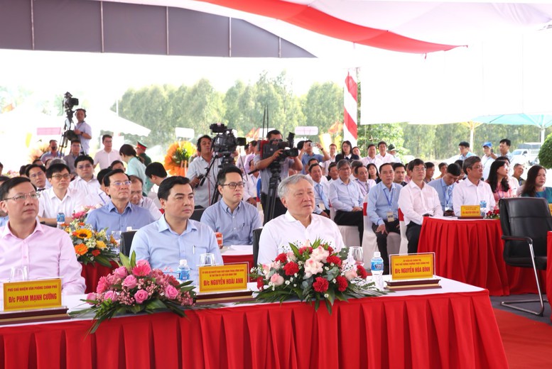 TRỰC TIẾP: Thủ tướng chủ trì lễ khởi công, khánh thành 80 công trình, dự án lớn kỷ niệm 50 năm Giải phóng miền Nam- Ảnh 4. TRỰC TIẾP: Thủ tướng chủ trì lễ khởi công, khánh thành 80 công trình, dự án lớn kỷ niệm 50 năm Giải phóng miền Nam- Ảnh 4.
