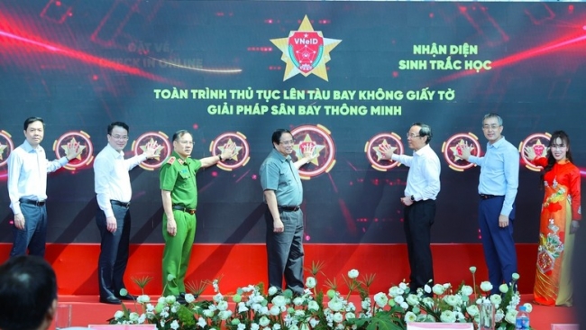 Thủ tướng đề nghị nhân rộng giải pháp lên tàu bay không cần giấy tờ