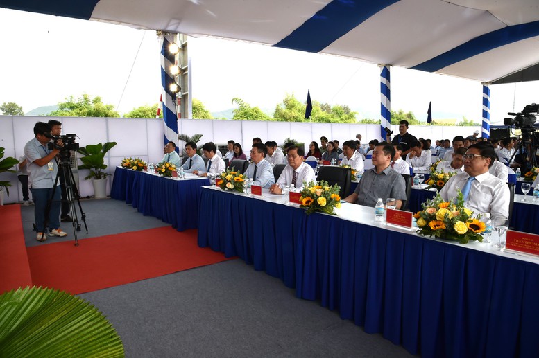 TRỰC TIẾP: Thủ tướng chủ trì lễ khởi công, khánh thành 80 công trình, dự án lớn kỷ niệm 50 năm Giải phóng miền Nam- Ảnh 8. TRỰC TIẾP: Thủ tướng chủ trì lễ khởi công, khánh thành 80 công trình, dự án lớn kỷ niệm 50 năm Giải phóng miền Nam- Ảnh 8.