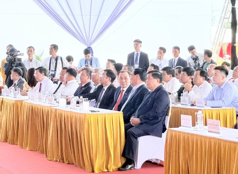 TRỰC TIẾP: Thủ tướng chủ trì lễ khởi công, khánh thành 80 công trình, dự án lớn kỷ niệm 50 năm Giải phóng miền Nam- Ảnh 11. TRỰC TIẾP: Thủ tướng chủ trì lễ khởi công, khánh thành 80 công trình, dự án lớn kỷ niệm 50 năm Giải phóng miền Nam- Ảnh 11.