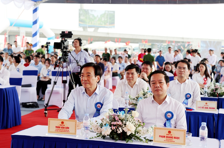 TRỰC TIẾP: Thủ tướng chủ trì lễ khởi công, khánh thành 80 công trình, dự án lớn kỷ niệm 50 năm Giải phóng miền Nam- Ảnh 13. TRỰC TIẾP: Thủ tướng chủ trì lễ khởi công, khánh thành 80 công trình, dự án lớn kỷ niệm 50 năm Giải phóng miền Nam- Ảnh 13.