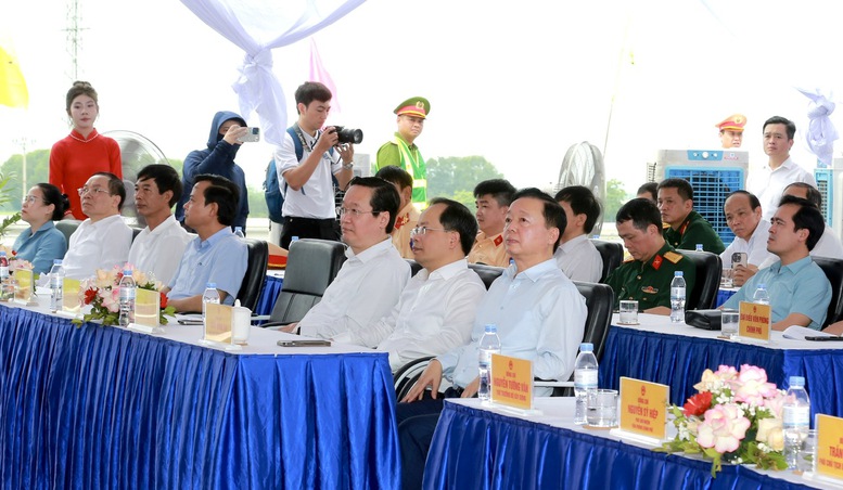 TRỰC TIẾP: Thủ tướng chủ trì lễ khởi công, khánh thành 80 công trình, dự án lớn kỷ niệm 50 năm Giải phóng miền Nam- Ảnh 5. TRỰC TIẾP: Thủ tướng chủ trì lễ khởi công, khánh thành 80 công trình, dự án lớn kỷ niệm 50 năm Giải phóng miền Nam- Ảnh 5.