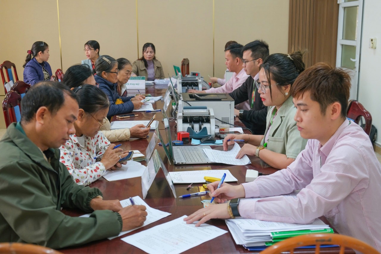 Người dân tìm hiểu vay vốn Người dân tìm hiểu vay vốn