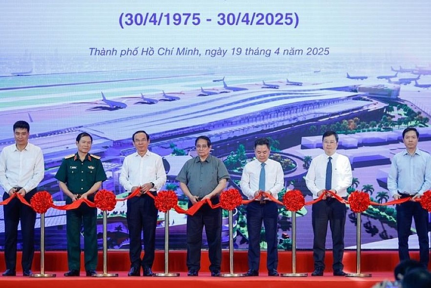 Thủ tướng Chính phủ Pham Minh Chính cùng quan khách cắt băng khánh thành công trình nhà ga sân bay quốc tế Tân Sơn Nhất. Ảnh: Việt Dũng