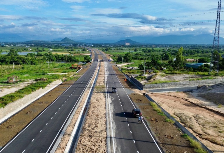 Bình Thuận: Phát huy lợi thế nhiều cảnh quan đẹp, tăng tốc vươn mình cùng cả nước Bình Thuận: Phát huy lợi thế nhiều cảnh quan đẹp, tăng tốc vươn mình cùng cả nước