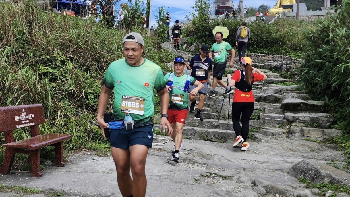 Hơn 3.000 người tham gia hành trình leo núi đầy thử thách tại Yên Tử 2025