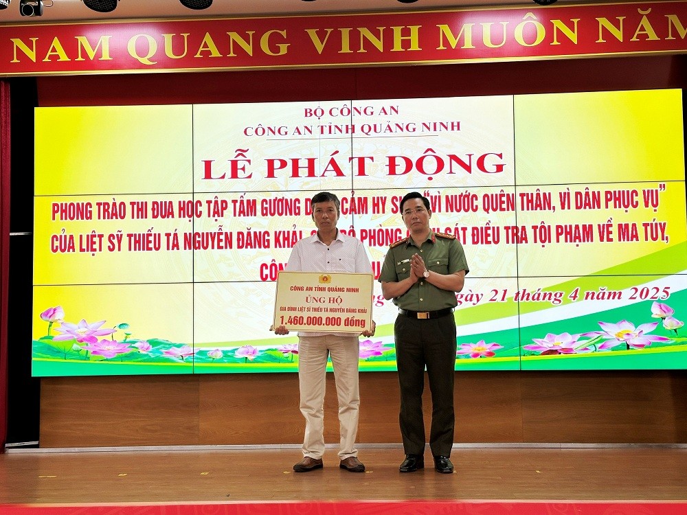 Đại tá Trần Văn Phúc, Giám đốc Công an tỉnh Quảng Ninh trao kinh phí ủng hộ gia đình Liệt sỹ, Thiếu tá Nguyễn Đăng Khải. Ảnh T.D