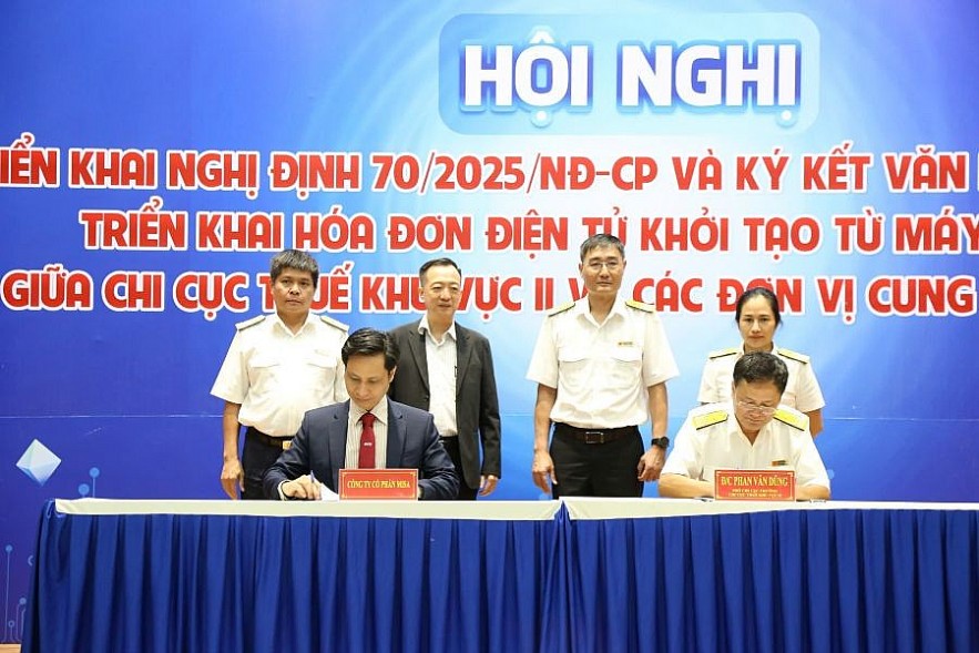 Chi cục Thuế Khu vực II và đại diện các đơn vị cung cấp giải pháp hóa đơn điện tử từ máy tính tiền. Ảnh: Việt Dũng