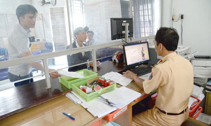 Nộp phạt nguội, lỗi chưa xóa, chủ xe chạy ngược chạy xuôi - Ảnh 1. Nộp phạt nguội, lỗi chưa xóa, chủ xe chạy ngược chạy xuôi - Ảnh 1.