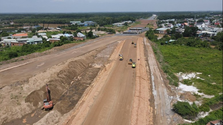 Thủ tướng yêu cầu đẩy nhanh giải phóng mặt bằng, khai thác vật liệu xây dựng cho các dự án đường bộ cao tốc