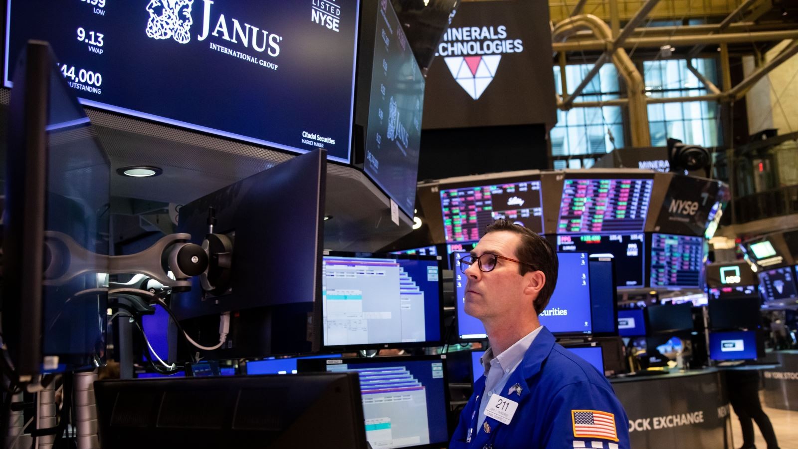 Chỉ số Dow Jones tăng 1.000 điểm, chấm dứt chuỗi 4 ngày giảm điểm