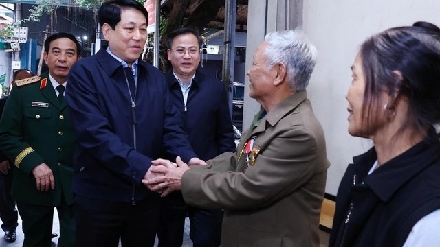 Chủ tịch nước tặng quà người có công nhân dịp 30/4 và 2/9