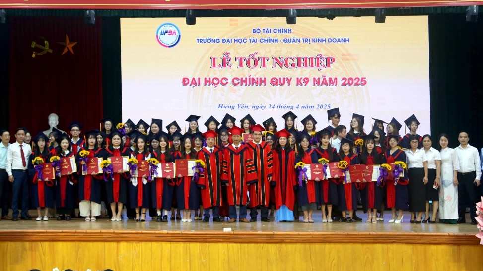 Trường Đại học Tài chính - Quản trị kinh doanh trao bằng tốt nghiệp đại học chính quy K9