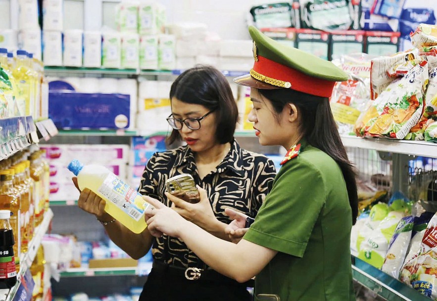 Cần nêu cao vai trò giám sát của người tiêu dùng đối với việc tuân thủ pháp luật về an toàn thực phẩm. Cần nêu cao vai trò giám sát của người tiêu dùng đối với việc tuân thủ pháp luật về an toàn thực phẩm.