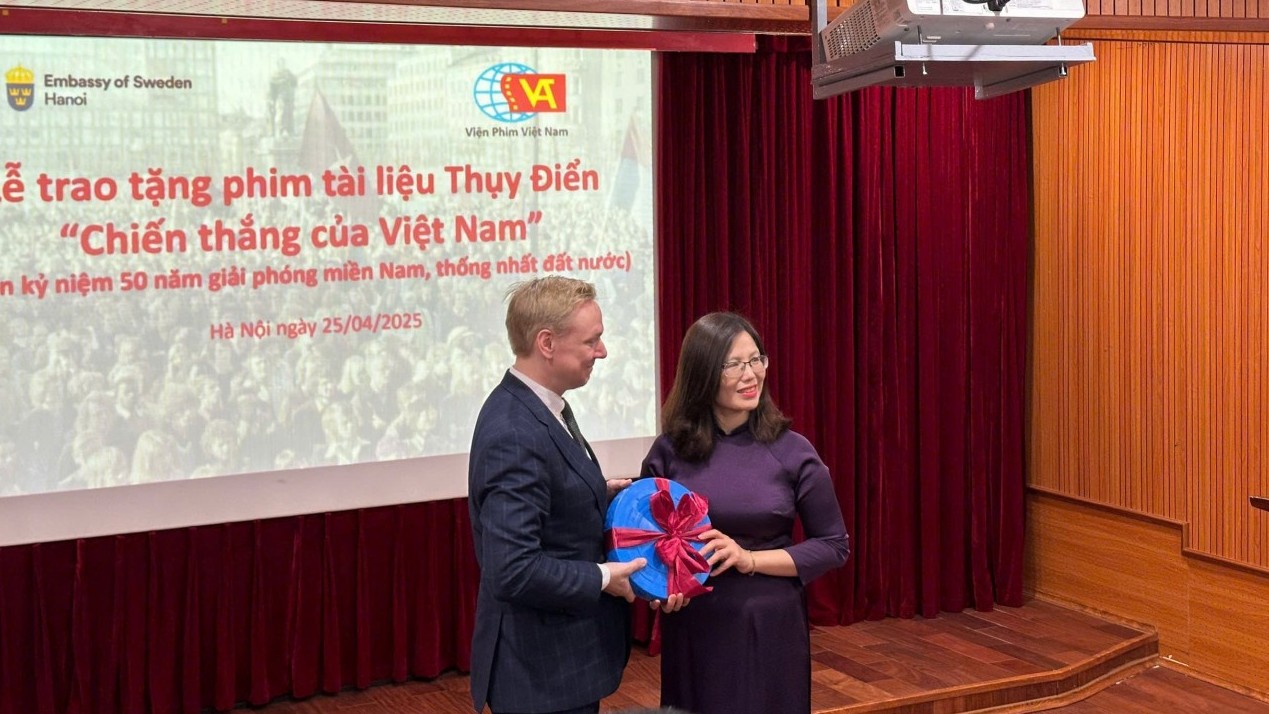Thụy Điển trao tặng phim tài liệu lịch sử 30/4/1975 cho Việt Nam