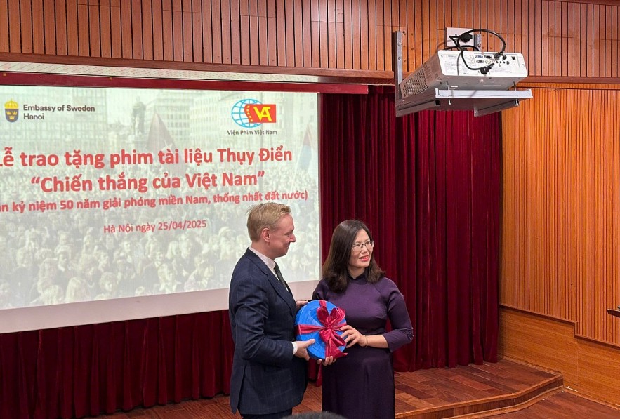 Thụy Điển trao tặng phim tài liệu lịch sử 30/4/1975 cho Việt Nam Thụy Điển trao tặng phim tài liệu lịch sử 30/4/1975 cho Việt Nam