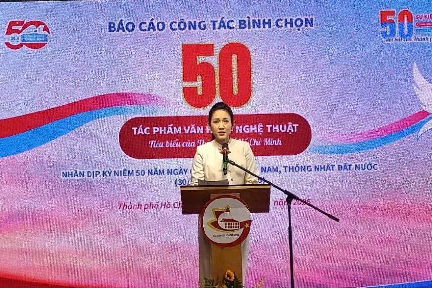 Nguyễn Thị Thanh Thúy - Phó Giám đốc Sở Văn hóa - Thể thao TP. Hồ Chí Minh công bố các tác phẩm được chọn. Ảnh: Việt Dũng