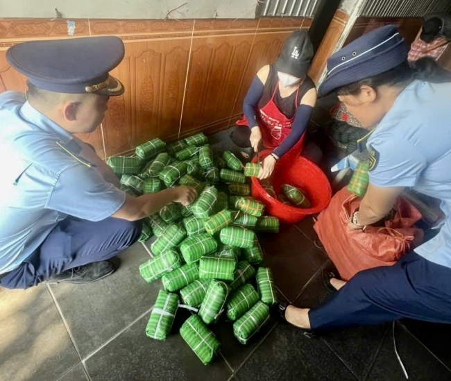 Nghệ An: Phát hiện tiêu huỷ gần 1 tấn thực phẩm bẩn