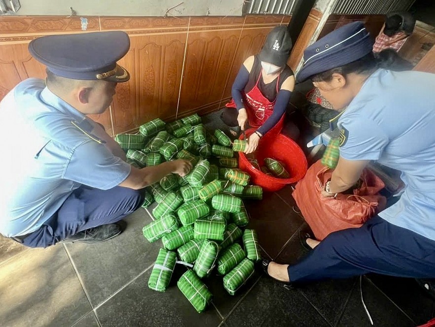 Nghệ An: Phát hiện tiêu huỷ gần 1 tấn thực phẩm bẩn