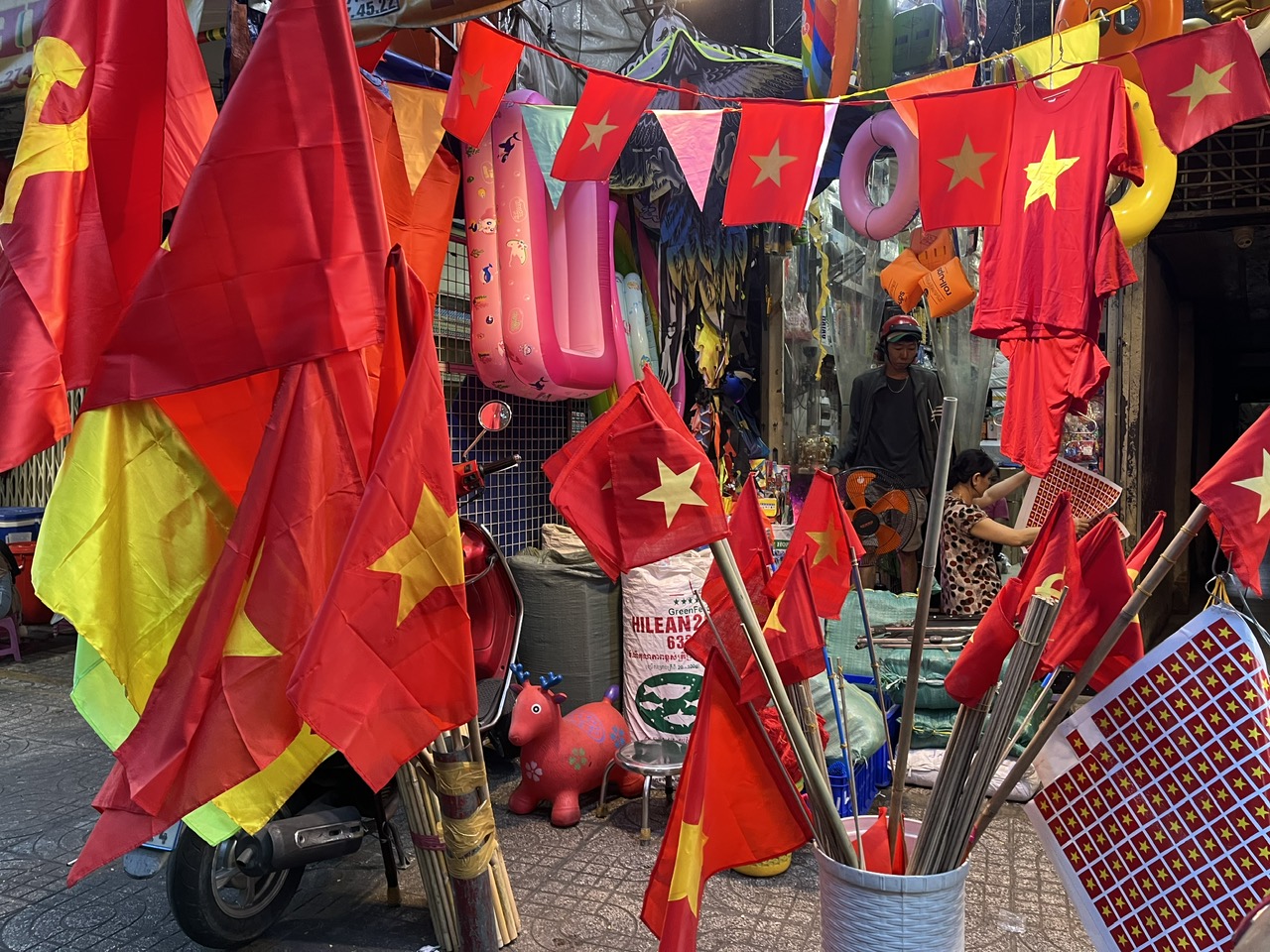 TP. Hồ Chí Minh: Cờ Tổ quốc, áo in hình sao vàng đắt hàng dịp 30/4 Chú thích ảnh