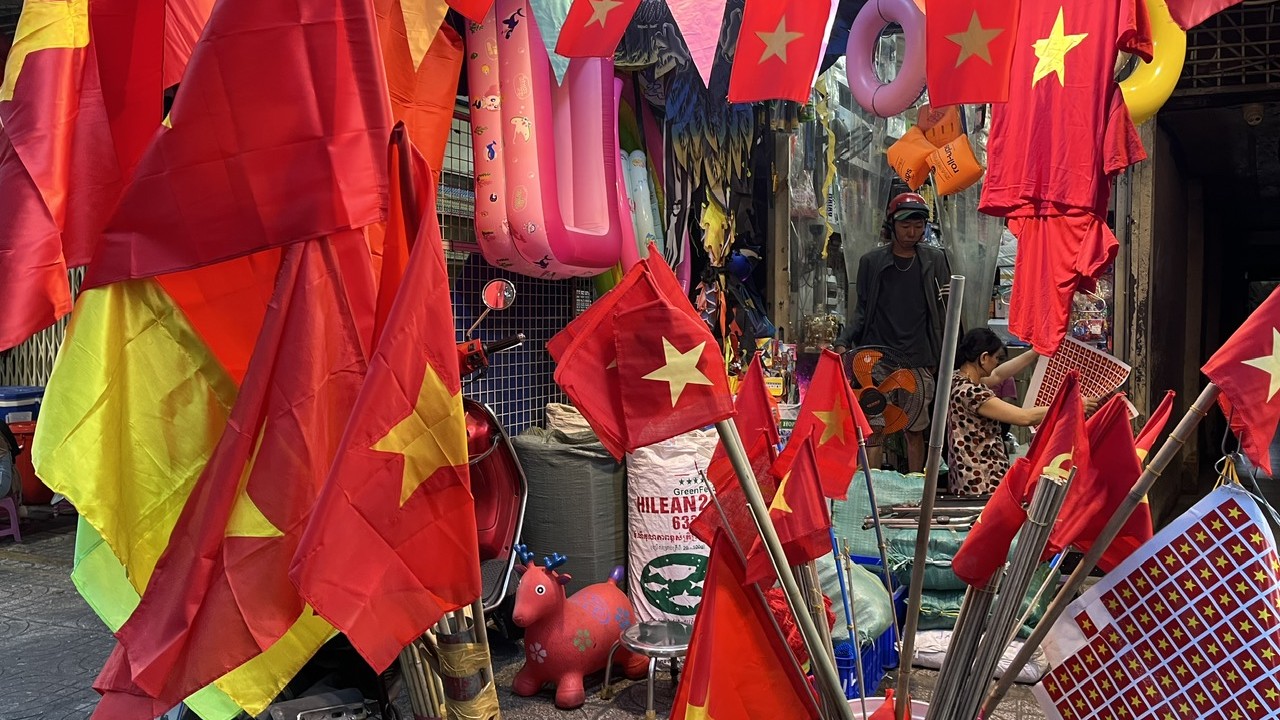 TP. Hồ Chí Minh: Cờ Tổ quốc, áo in hình sao vàng đắt hàng dịp 30/4